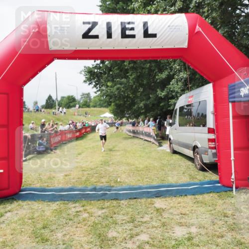 21.06.2025 - 27. Vierlanden-Triathlon MichiJ http://msf.ph/oto/8030883 15.06.2026 12:41:36 Ziel 20, 27 meine-sportfotos.de