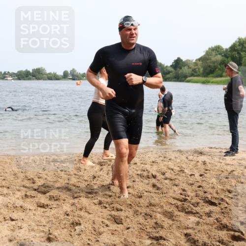 15.06.2025 - 27. Vierlanden-Triathlon Lena Gebhardt http://msf.ph/oto/8030889 15.06.2025 11:08:47 Schwimmen 671, 703, 720, 852, 863 meine-sportfotos.de