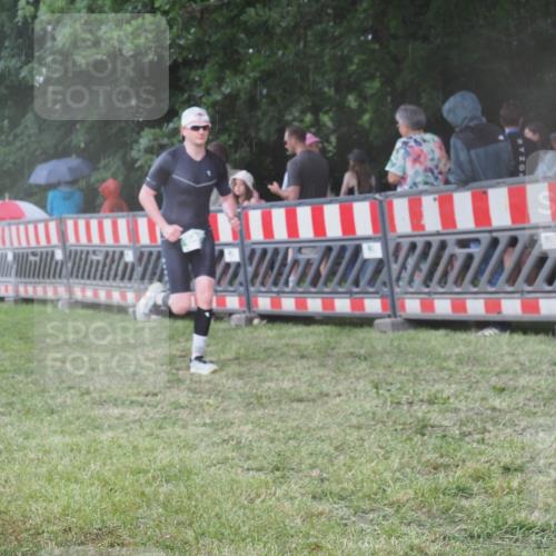 21.06.2025 - 27. Vierlanden-Triathlon KatJ http://msf.ph/oto/8030892 15.06.2025 13:39:19 Ziel 645, 739 meine-sportfotos.de