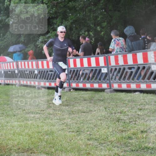 21.06.2025 - 27. Vierlanden-Triathlon KatJ http://msf.ph/oto/8030897 15.06.2025 13:39:19 Ziel 645, 739 meine-sportfotos.de