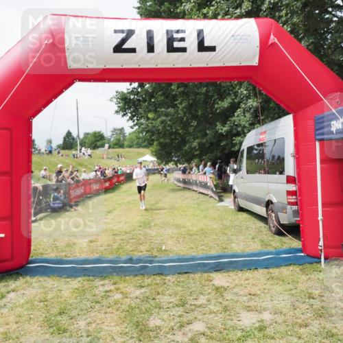 21.06.2025 - 27. Vierlanden-Triathlon MichiJ http://msf.ph/oto/8030898 15.06.2026 12:41:36 Ziel 20, 27 meine-sportfotos.de