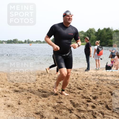 15.06.2025 - 27. Vierlanden-Triathlon Lena Gebhardt http://msf.ph/oto/8030901 15.06.2025 11:08:47 Schwimmen 671, 703, 720, 852, 863 meine-sportfotos.de