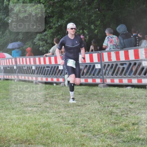 21.06.2025 - 27. Vierlanden-Triathlon KatJ http://msf.ph/oto/8030904 15.06.2025 13:39:19 Ziel 645, 739 meine-sportfotos.de