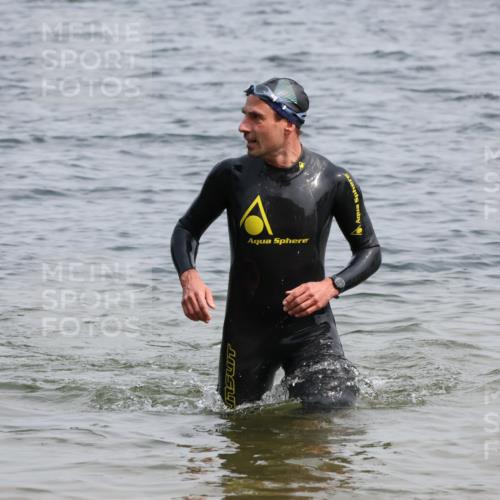 15.06.2025 - 27. Vierlanden-Triathlon Lena Gebhardt http://msf.ph/oto/8030908 15.06.2025 11:08:58 Schwimmen 811, 816 meine-sportfotos.de