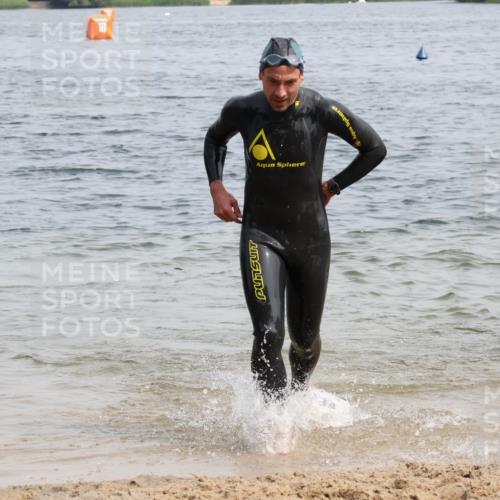 15.06.2025 - 27. Vierlanden-Triathlon Lena Gebhardt http://msf.ph/oto/8030925 15.06.2025 11:09:02 Schwimmen 811, 816 meine-sportfotos.de