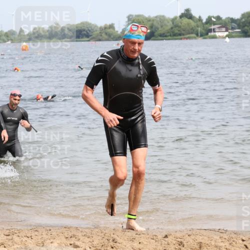 15.06.2025 - 27. Vierlanden-Triathlon Lena Gebhardt http://msf.ph/oto/8030943 15.06.2025 11:09:05 Schwimmen 776, 811, 816, 846 meine-sportfotos.de