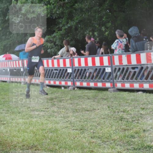 21.06.2025 - 27. Vierlanden-Triathlon KatJ http://msf.ph/oto/8030944 15.06.2025 13:39:22 Ziel 739, 909 meine-sportfotos.de
