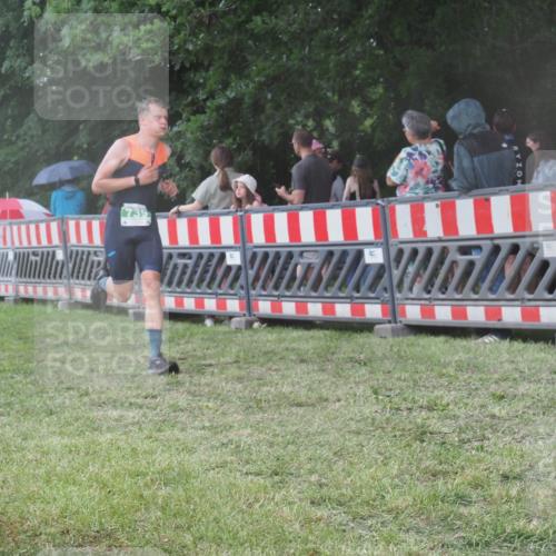 21.06.2025 - 27. Vierlanden-Triathlon KatJ http://msf.ph/oto/8030946 15.06.2025 13:39:22 Ziel 739, 909 meine-sportfotos.de