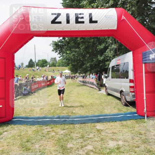 21.06.2025 - 27. Vierlanden-Triathlon MichiJ http://msf.ph/oto/8030959 15.06.2026 12:41:38 Ziel 20, 27 meine-sportfotos.de