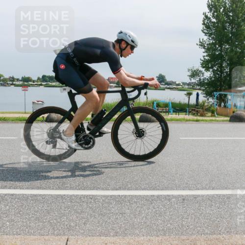 15.06.2025 - 27. Vierlanden-Triathlon H.Heesch http://msf.ph/oto/8030960 15.06.2025 11:31:58 Radfahren 113, 761, 898, 913 meine-sportfotos.de