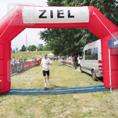 21.06.2025 - 27. Vierlanden-Triathlon MichiJ http://msf.ph/oto/8030967 15.06.2026 12:41:39 Ziel 20, 27 meine-sportfotos.de