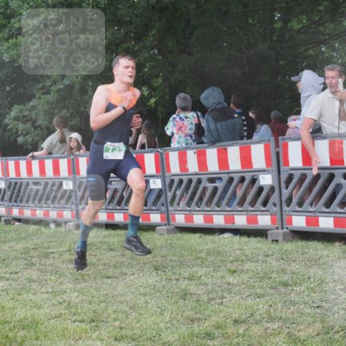 21.06.2025 - 27. Vierlanden-Triathlon KatJ http://msf.ph/oto/8030968 15.06.2025 13:39:22 Ziel 739, 909 meine-sportfotos.de
