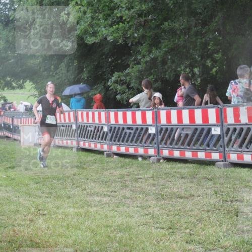 21.06.2025 - 27. Vierlanden-Triathlon KatJ http://msf.ph/oto/8030973 15.06.2025 13:39:29 Ziel 909 meine-sportfotos.de