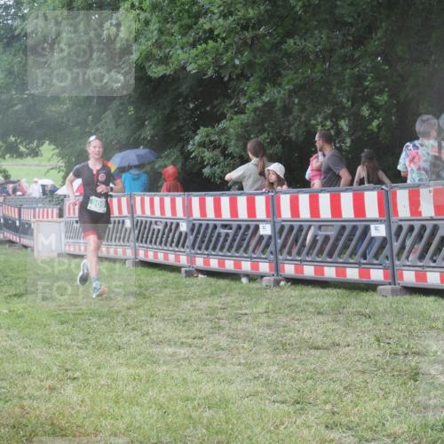 21.06.2025 - 27. Vierlanden-Triathlon KatJ http://msf.ph/oto/8030974 15.06.2025 13:39:29 Ziel 909 meine-sportfotos.de