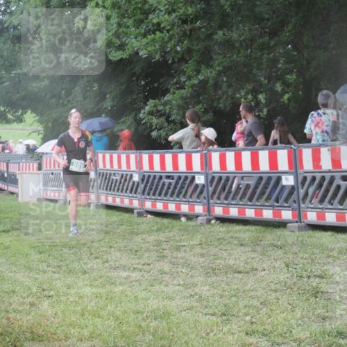 21.06.2025 - 27. Vierlanden-Triathlon KatJ http://msf.ph/oto/8030979 15.06.2025 13:39:29 Ziel 909 meine-sportfotos.de