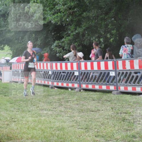21.06.2025 - 27. Vierlanden-Triathlon KatJ http://msf.ph/oto/8030981 15.06.2025 13:39:29 Ziel 909 meine-sportfotos.de