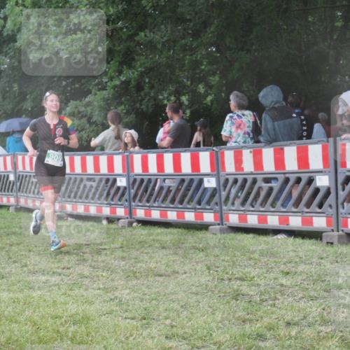 21.06.2025 - 27. Vierlanden-Triathlon KatJ http://msf.ph/oto/8030986 15.06.2025 13:39:30 Ziel 909 meine-sportfotos.de