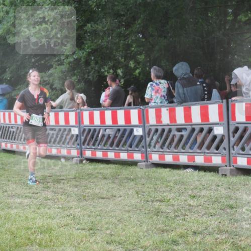 21.06.2025 - 27. Vierlanden-Triathlon KatJ http://msf.ph/oto/8030988 15.06.2025 13:39:30 Ziel 909 meine-sportfotos.de