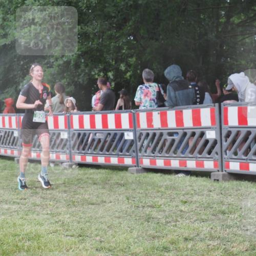 21.06.2025 - 27. Vierlanden-Triathlon KatJ http://msf.ph/oto/8030993 15.06.2025 13:39:30 Ziel 909 meine-sportfotos.de