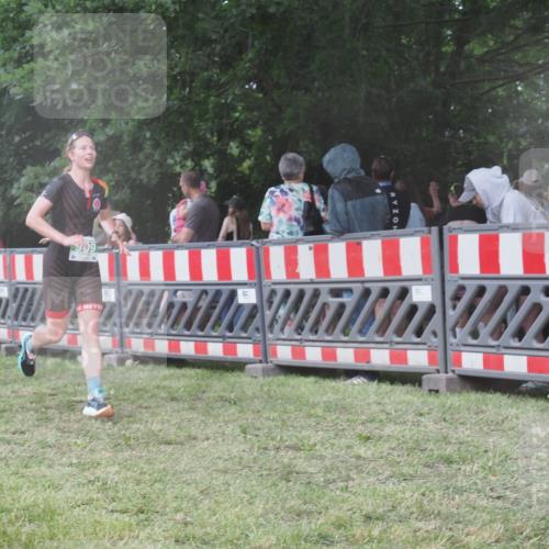 21.06.2025 - 27. Vierlanden-Triathlon KatJ http://msf.ph/oto/8030996 15.06.2025 13:39:30 Ziel 909 meine-sportfotos.de