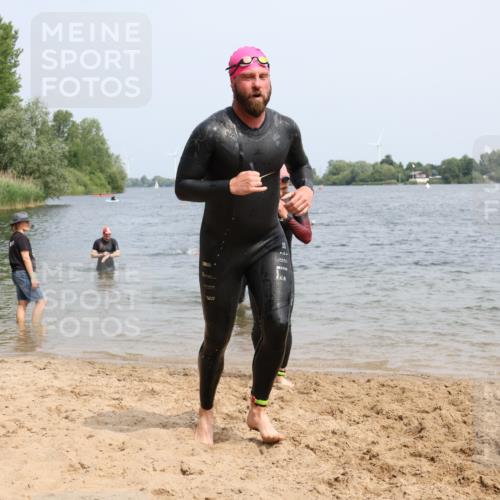 15.06.2025 - 27. Vierlanden-Triathlon Lena Gebhardt http://msf.ph/oto/8030998 15.06.2025 11:09:11 Schwimmen 776, 811, 816, 829, 846 meine-sportfotos.de