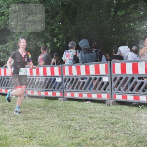 21.06.2025 - 27. Vierlanden-Triathlon KatJ http://msf.ph/oto/8031001 15.06.2025 13:39:30 Ziel 909 meine-sportfotos.de