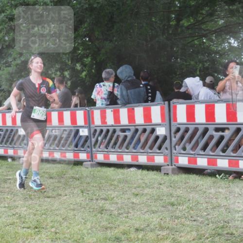 21.06.2025 - 27. Vierlanden-Triathlon KatJ http://msf.ph/oto/8031009 15.06.2025 13:39:30 Ziel 909 meine-sportfotos.de