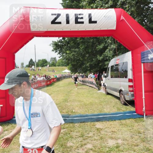 21.06.2025 - 27. Vierlanden-Triathlon MichiJ http://msf.ph/oto/8031012 15.06.2026 12:41:43 Ziel 20, 753 meine-sportfotos.de