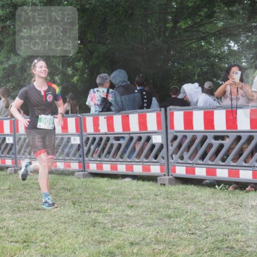 21.06.2025 - 27. Vierlanden-Triathlon KatJ http://msf.ph/oto/8031013 15.06.2025 13:39:30 Ziel 909 meine-sportfotos.de