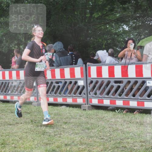 21.06.2025 - 27. Vierlanden-Triathlon KatJ http://msf.ph/oto/8031017 15.06.2025 13:39:31 Ziel 780, 909 meine-sportfotos.de
