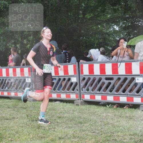 21.06.2025 - 27. Vierlanden-Triathlon KatJ http://msf.ph/oto/8031021 15.06.2025 13:39:31 Ziel 780, 909 meine-sportfotos.de