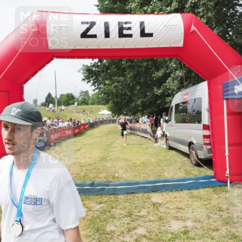 21.06.2025 - 27. Vierlanden-Triathlon MichiJ http://msf.ph/oto/8031025 15.06.2026 12:41:43 Ziel 20, 753 meine-sportfotos.de