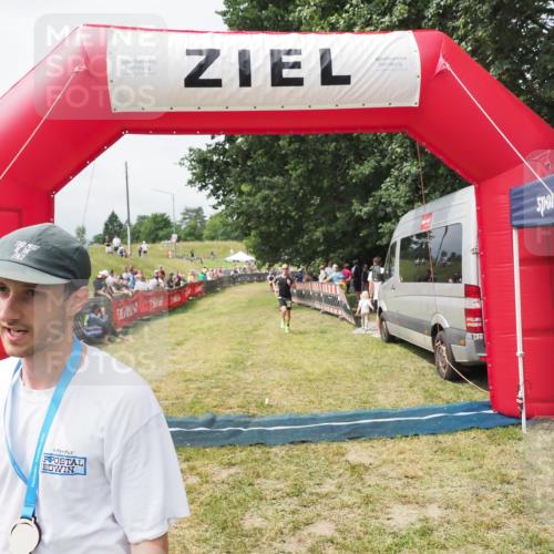 21.06.2025 - 27. Vierlanden-Triathlon MichiJ http://msf.ph/oto/8031032 15.06.2026 12:41:44 Ziel 20, 753 meine-sportfotos.de