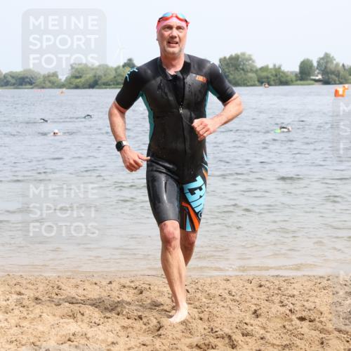 15.06.2025 - 27. Vierlanden-Triathlon Lena Gebhardt http://msf.ph/oto/8031033 15.06.2025 11:09:17 Schwimmen 776, 811, 829, 846 meine-sportfotos.de