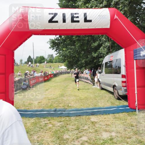 21.06.2025 - 27. Vierlanden-Triathlon MichiJ http://msf.ph/oto/8031044 15.06.2026 12:41:44 Ziel 20, 753 meine-sportfotos.de