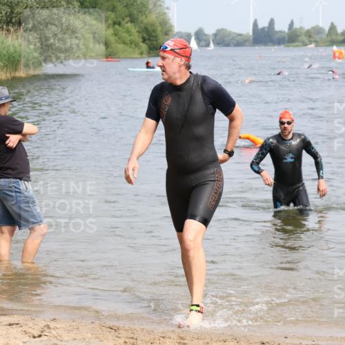 15.06.2025 - 27. Vierlanden-Triathlon Lena Gebhardt http://msf.ph/oto/8031054 15.06.2025 11:09:24 Schwimmen 829, 846, 856 meine-sportfotos.de