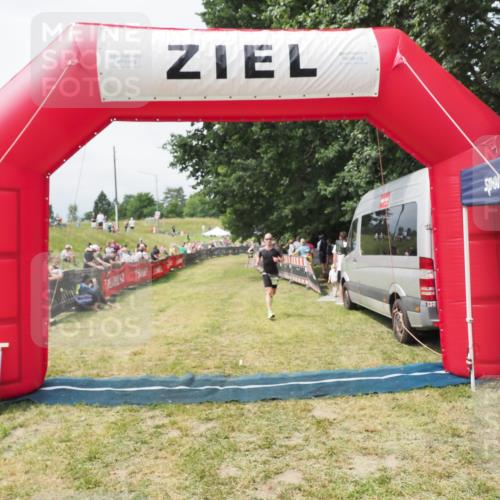 21.06.2025 - 27. Vierlanden-Triathlon MichiJ http://msf.ph/oto/8031060 15.06.2026 12:41:44 Ziel 20, 753 meine-sportfotos.de
