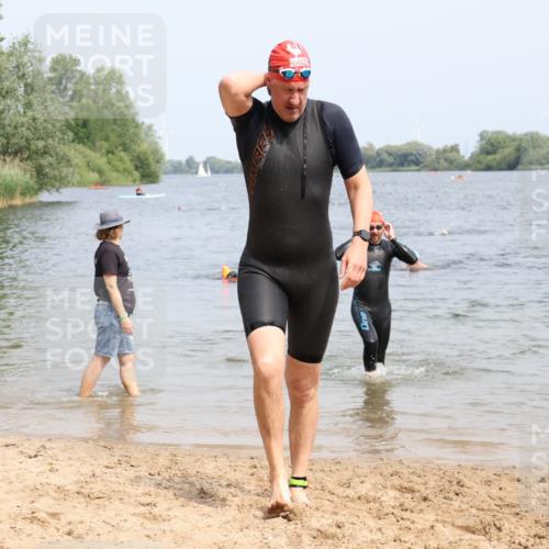15.06.2025 - 27. Vierlanden-Triathlon Lena Gebhardt http://msf.ph/oto/8031069 15.06.2025 11:09:29 Schwimmen 783, 856 meine-sportfotos.de