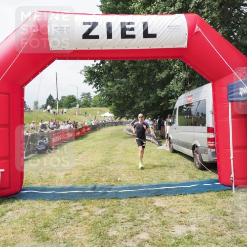 21.06.2025 - 27. Vierlanden-Triathlon MichiJ http://msf.ph/oto/8031081 15.06.2026 12:41:45 Ziel 20, 753 meine-sportfotos.de