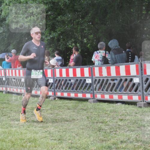 21.06.2025 - 27. Vierlanden-Triathlon KatJ http://msf.ph/oto/8031090 15.06.2025 13:39:44 Ziel 834, 929 meine-sportfotos.de