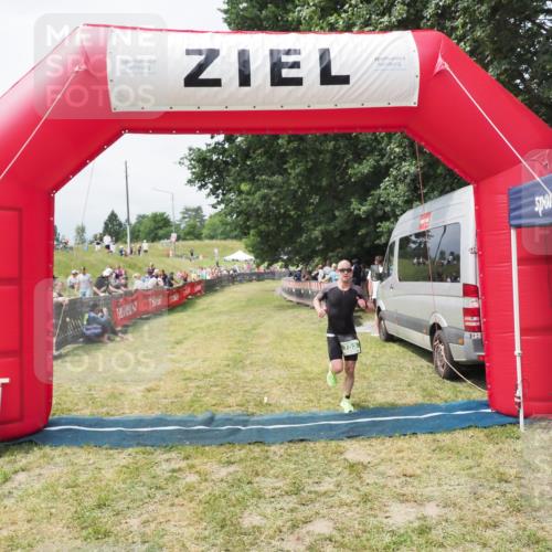 21.06.2025 - 27. Vierlanden-Triathlon MichiJ http://msf.ph/oto/8031094 15.06.2026 12:41:46 Ziel 753 meine-sportfotos.de