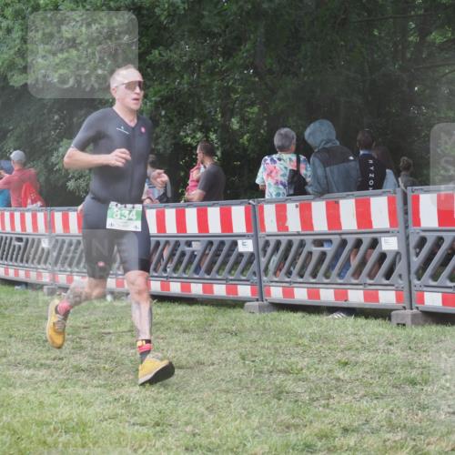 21.06.2025 - 27. Vierlanden-Triathlon KatJ http://msf.ph/oto/8031095 15.06.2025 13:39:44 Ziel 834, 929 meine-sportfotos.de