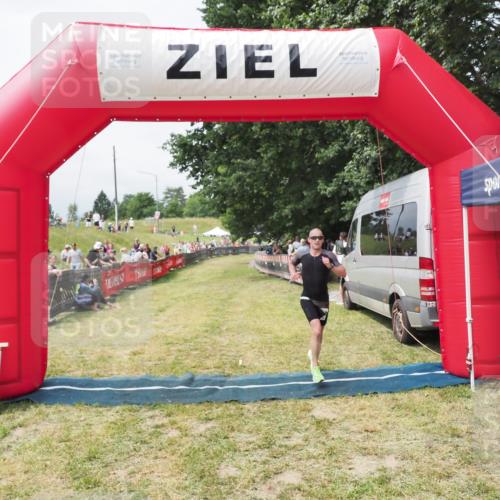 21.06.2025 - 27. Vierlanden-Triathlon MichiJ http://msf.ph/oto/8031098 15.06.2026 12:41:46 Ziel 753 meine-sportfotos.de
