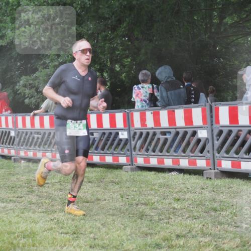 21.06.2025 - 27. Vierlanden-Triathlon KatJ http://msf.ph/oto/8031101 15.06.2025 13:39:44 Ziel 834, 929 meine-sportfotos.de