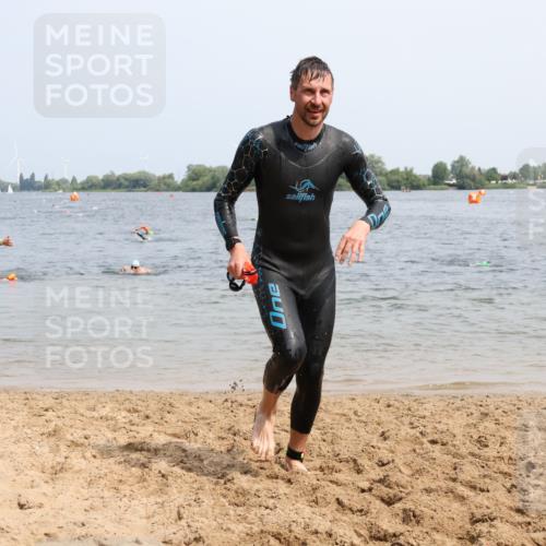 15.06.2025 - 27. Vierlanden-Triathlon Lena Gebhardt http://msf.ph/oto/8031104 15.06.2025 11:09:35 Schwimmen 783, 856 meine-sportfotos.de