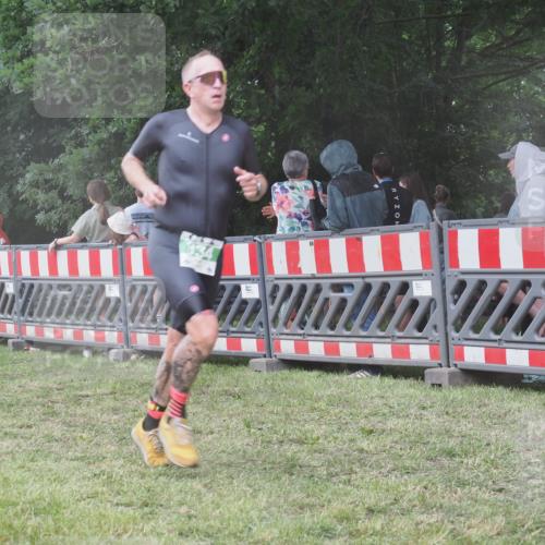 21.06.2025 - 27. Vierlanden-Triathlon KatJ http://msf.ph/oto/8031106 15.06.2025 13:39:44 Ziel 834, 929 meine-sportfotos.de