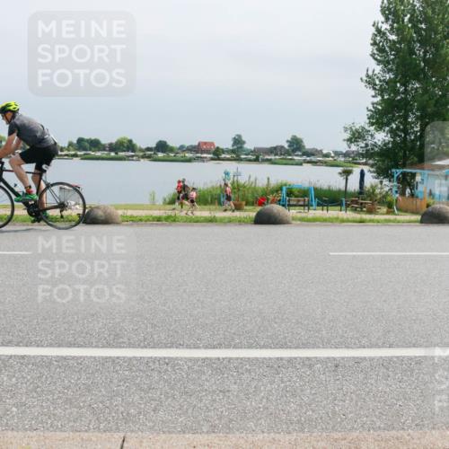 15.06.2025 - 27. Vierlanden-Triathlon H.Heesch http://msf.ph/oto/8031107 15.06.2025 11:32:23 Radfahren 955 meine-sportfotos.de