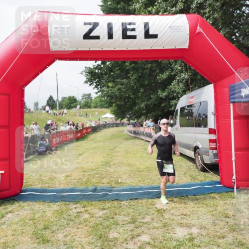 21.06.2025 - 27. Vierlanden-Triathlon MichiJ http://msf.ph/oto/8031109 15.06.2026 12:41:46 Ziel 753 meine-sportfotos.de