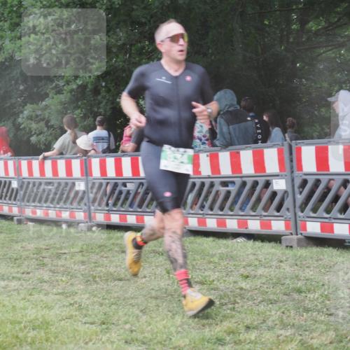 21.06.2025 - 27. Vierlanden-Triathlon KatJ http://msf.ph/oto/8031111 15.06.2025 13:39:44 Ziel 834, 929 meine-sportfotos.de