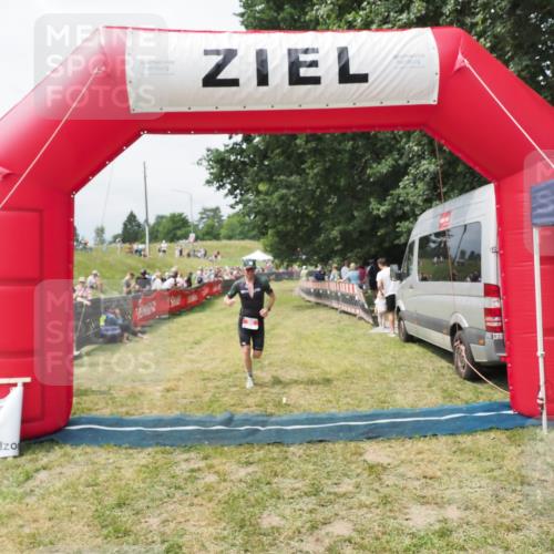 21.06.2025 - 27. Vierlanden-Triathlon MichiJ http://msf.ph/oto/8031114 15.06.2026 12:42:43 Ziel 36 meine-sportfotos.de
